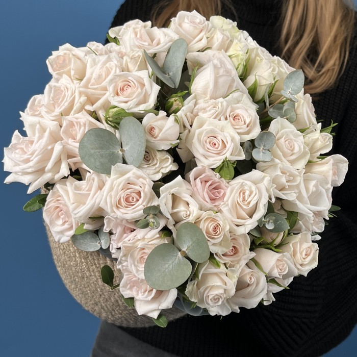 15 кустовых роз Роял Порцелина в кашпо